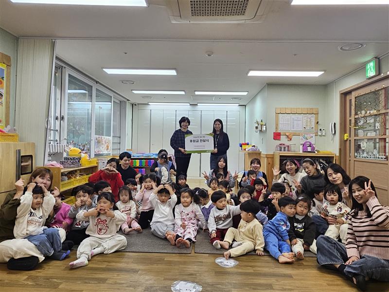 굿네이버스 충청권역본부는 24일 백석행복어린이집으로부터 시장놀이 형태로 진행된 나눔 바자회 수익금 181만 원을 전달받았다. 사진은 후원금 전달식을 진행하는 모습. (사진제공=굿네이버스 충청권역본부)