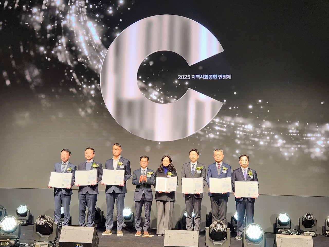 한전원자력연료(오른쪽 2번째)가 2025 지역사회공헌 인정제 시상식에서 보건복지부 장관 표창을 수상하고 있다.  (사진제공=한전원자력연료)