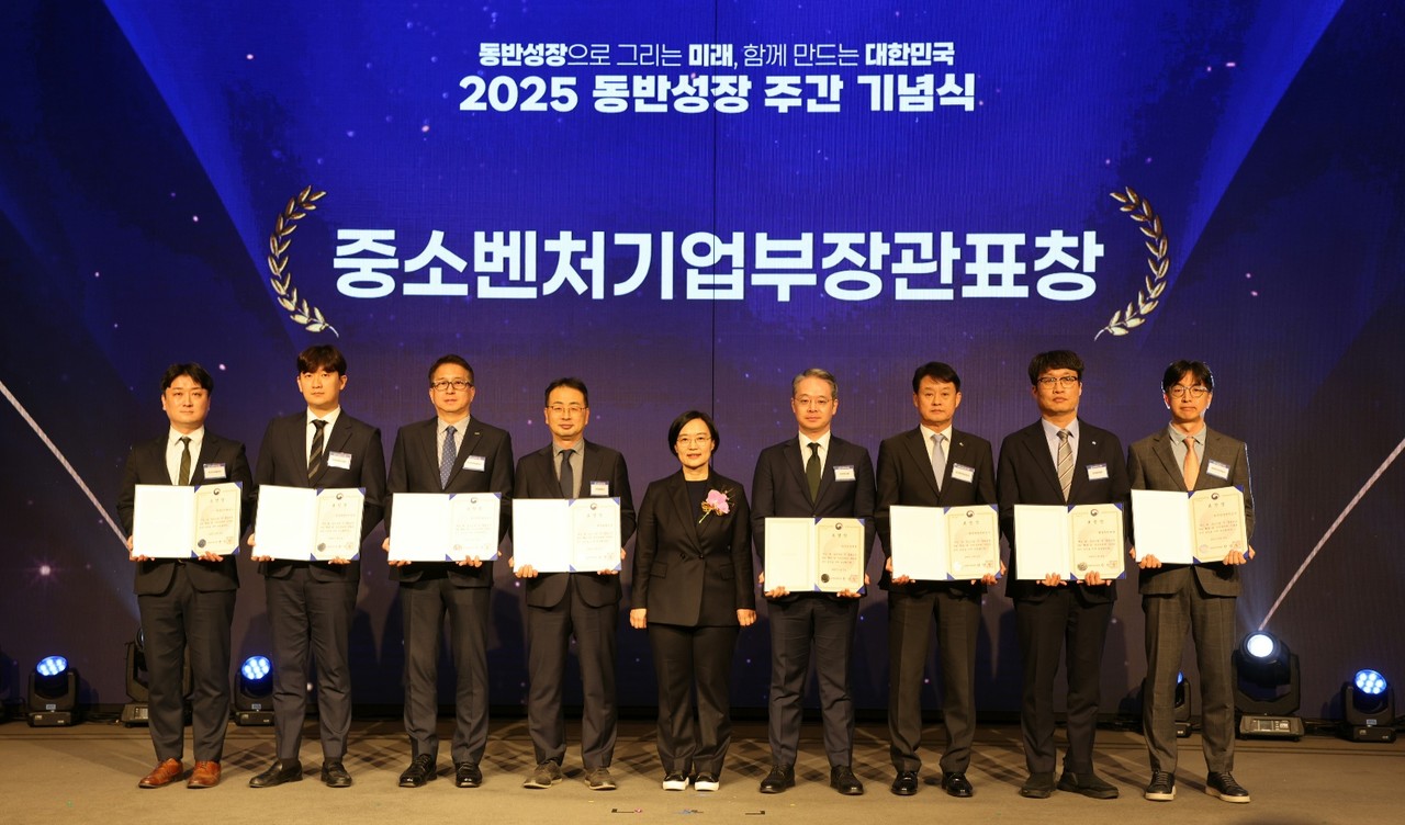 2025년도 동반성장 주간 기념식 중소벤처기업부장관표창 기념사진을 촬영하고 있다. (사진제공=연구재단)