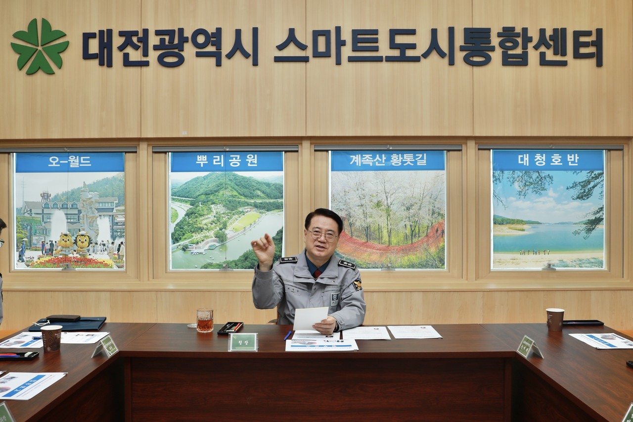 최주원 대전경찰청장이 25일 스마트도시통합센터를 방문해 직원들을 격려했다.(사진제공=대전경찰청)