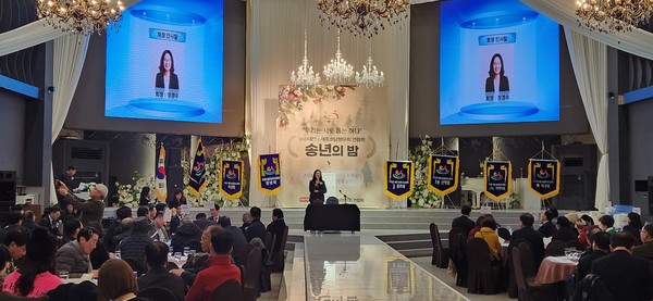 정경수 대전·세종호남향우회연합회 회장이 유성컨벤션웨딩홀에서 개회사를 하고 있다. 사진은 2024년 정기총회 및 송년회 모습. (사진=김현수 기자)