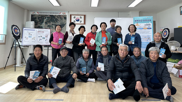 지난 3일 대산읍 대로2리 마을회관에서 진행된 찾아가는 마을회관 화학사고 안전교육(사진제공= 서산시)