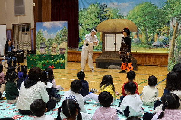아롱다롱 새기는 문화예술 놀이로 도서 지역 유아들에게 유쾌한 감동 전달(사진 제공=부여교육청)