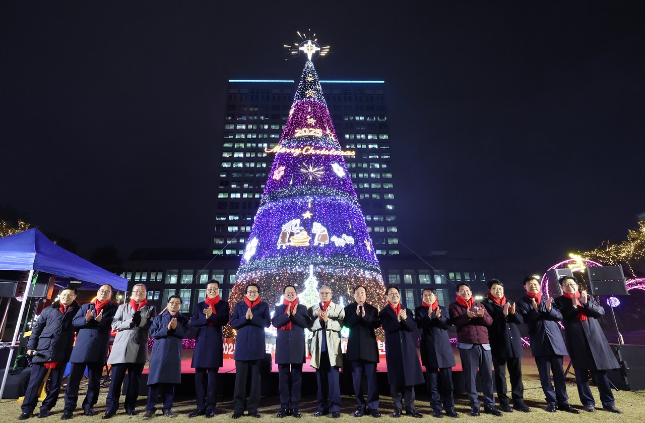 대전시는 25일 시청 남문광장에서 연말연시를 밝히는 성탄트리 점등식을 가졌다고 밝혔다. 이장우 시장은 점등식에서 “성탄트리를 통해 시민들에게 따뜻한 위로와 희망의 메시지를 전달하길 기대한다”며 “앞으로도 시민 모두가 행복을 누릴 수 있는 일류도시 대전을 만들어 가는데 최선을 다하겠다”고 말했다. 이날 점등한 성탄트리는 내년 1월 17일까지 시민들에게 사랑과 희망의 빛을 선사한다.