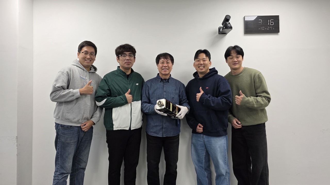 K-HERO 개발에 참여한 연구팀. (왼쪽부터) 박재홍 박사과정, 코스모비 김윤수 연구원, 최원호 교수, 박동하 박사과정, 허승범 석사과정. (사진제공=KAIST)