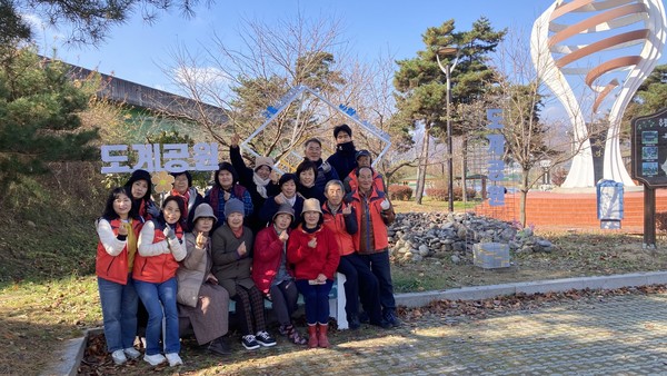 영동군자원봉사센터의 담이랑봉사단은 추풍령 도계공원 내 포토존 설치 사업을 추진했다고 26일 밝혔다. (사진제공=영동군)