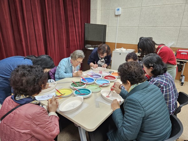 영동군노인복지관은 24일부터 27일까지 관내 각 면 주민자치센터에서 노인맞춤돌봄서비스 대상 어르신 90명을 대상으로 도예 체험 중심의 문화활동프로그램을 운영하고 있다. (사진제공=영동군)