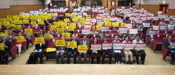 충남 서천군은 금강하구를 비롯한 전국 하구의 건강한 생태복원과 관리체계 마련을 위한 ‘하구복원특별법 제정 촉구 서명운동’을 11월 26일부터 추진한다고 밝혔다.(사진제공=서천군)