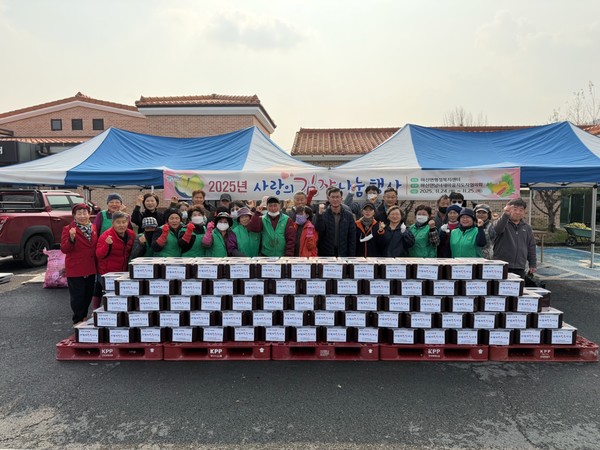 충남 서천군 마산면은 지난 24~25일 이틀간 마산면 문화활력소에서 ‘2025년 마산면 사랑의 김장 나눔 행사’를 개최했다.(사진제공=서천군)