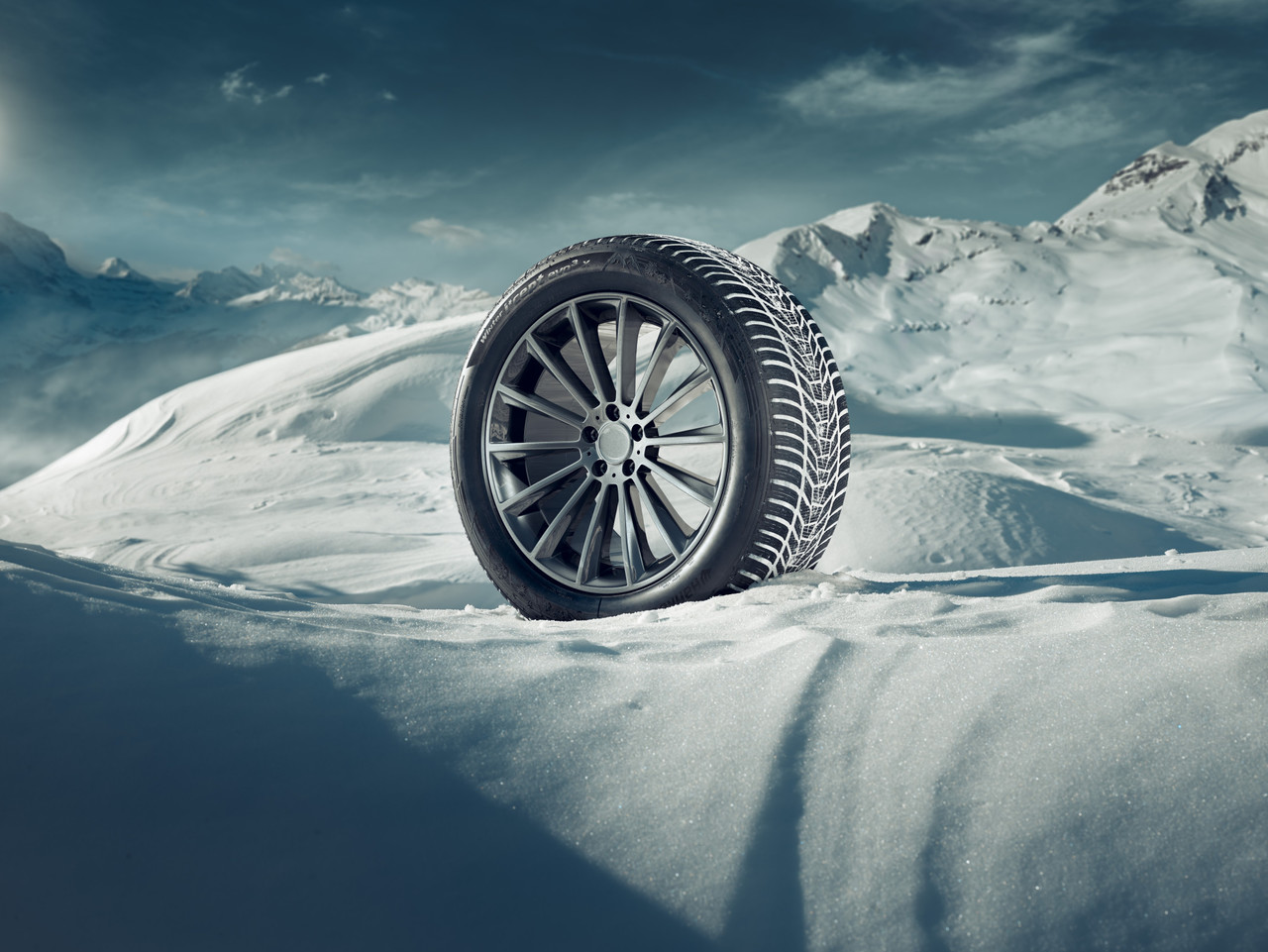 한국타이어 ‘윈터 아이셉트 에보3 X’가 유럽 드라이버리뷰 커스터머 초이스 어워드에서 우수상을 수상했다.(사진제공=한국타이어)