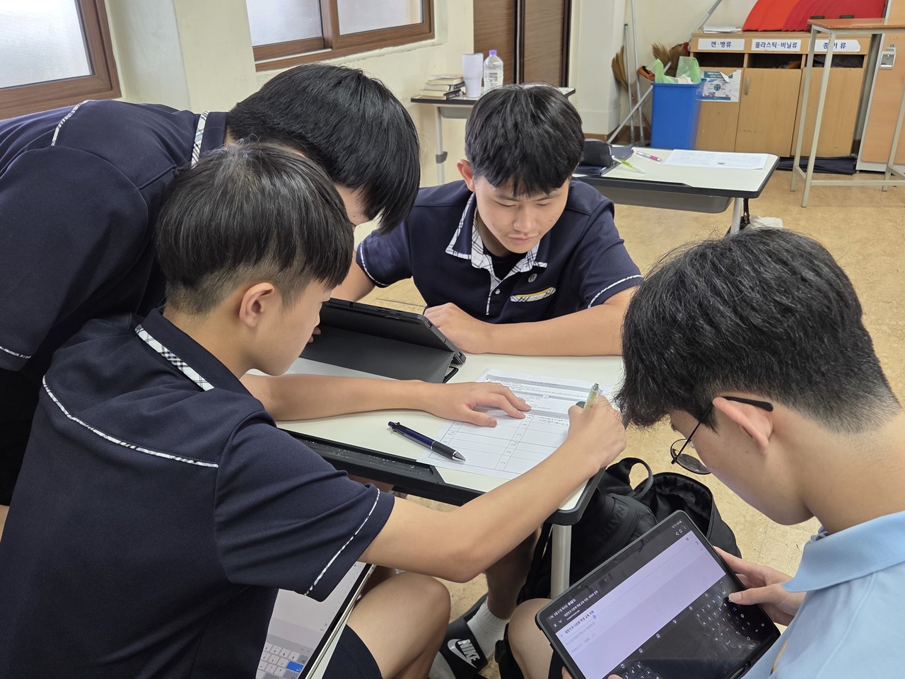 서일고 다문화 학생동아리 학생들이 다문화의 실태와 문제점을 분석하고 있다. (사진제공=대전교육청)