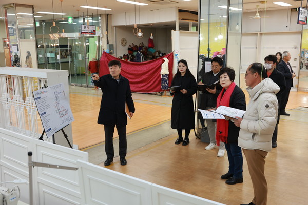 제천시의회 자치행정위원회 시니어복합문화센터 예정지 행정사무감사 모습 (사진제공=제천시의회)