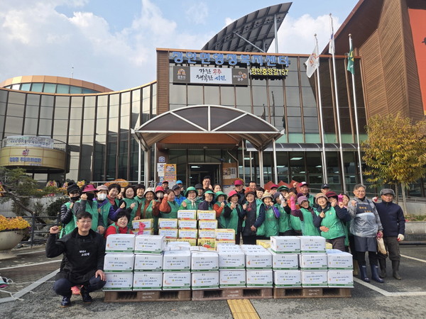 공주시 정안면 새마을회(회장 박향서·부녀회장 육창금)는 지난 24일과 25일 양일간 정안면 행정복지센터에서 ‘사랑의 김장나눔’ 행사를 개최했다.(사진제공=정안면 새마을회)