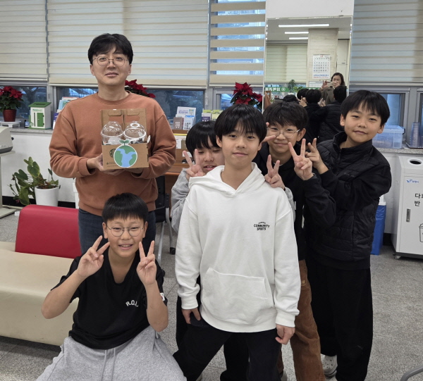 보령시 청소년방과후아카데미 Green-해솔 동아리, 폐건전지 수거 활동( 사진제공=보령시)