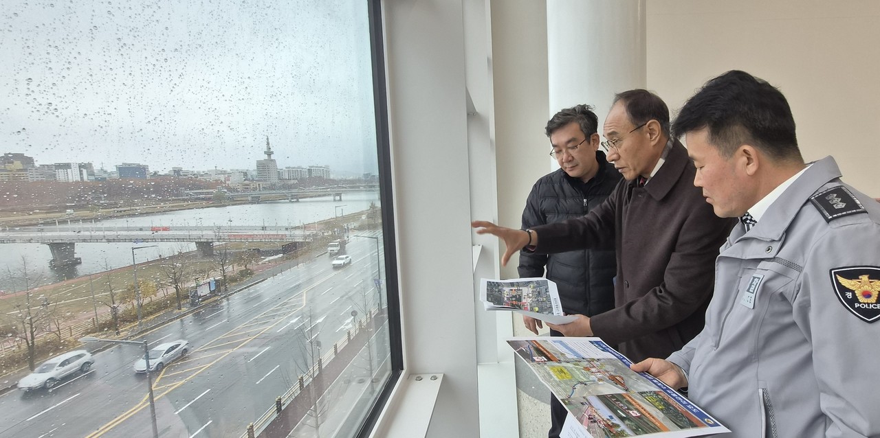 대전자치경찰위원회는 오는 30일 갑천변 엑스포다리 일원에서 펼쳐지는 프로야구 한화이글스 창단 40주년 기념 멀티미디어 불꽃쇼 행사를 앞두고 27일 사전 현장 안전점검을 진행했다고 밝혔다. 위원회와 대전경찰청은 관계기관과 협력해 행사 규모·현장 특성을 분석하고 위험상황을 대비해 교통·질서 관리, 우발상황 대비 경력 배치, 경찰력 지원 등 종합적인 현장 안전대책을 추진할 계획이다. 박희용 위원장은 “시민 안전을 최우선으로 삼아 축제 전 과정에 걸쳐 사전 점검과 현장 대응을 철저히 하겠다”며 “관계기관과 긴밀히 협력해 시민들이 안심하고 즐길 수 있는 안전한 축제가 되도록 만전을 기하겠다”고 말했다.