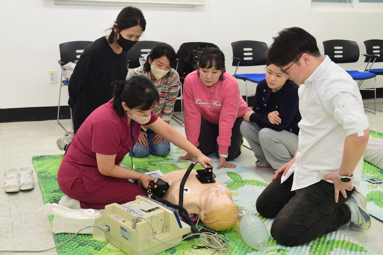 대전을지대학교병원 진료협력센터가 26일과 27일 양일간 병원 CPR 교육실에서 협력의료기관 간호사·간호조무사 30여명을 대상으로 심폐소생술 교육을 실시했다. 협력의료기관과의 교류 활성화를 위해 진행된 이번 교육은 ▲CPR 기본이론 및 응급상황 발생 시 대처법 ▲CPR 시뮬레이션 실기 ▲기도삽관 준비 ▲응급약물 및 응급검사 시행 ▲심전도 부착 및 제세동기 사용 등의 순으로 이뤄졌다.