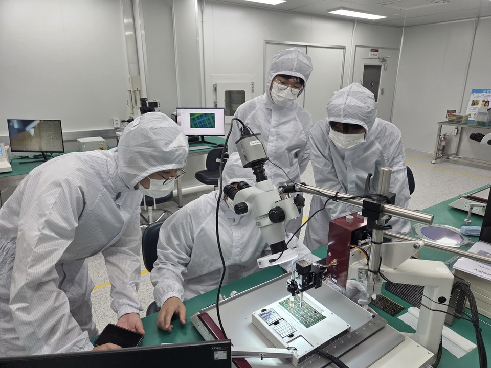 반도체·디스플레이 실습 중인 학생들(사진제공=호서대)