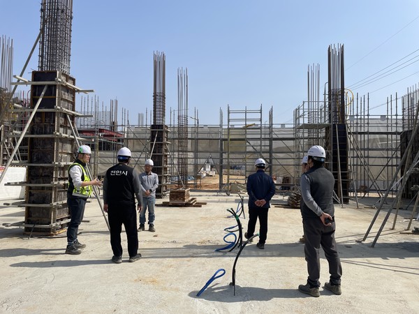 천안시 공무원들이 건설공사장을 점검하고 있다.(사진제공=천안시)