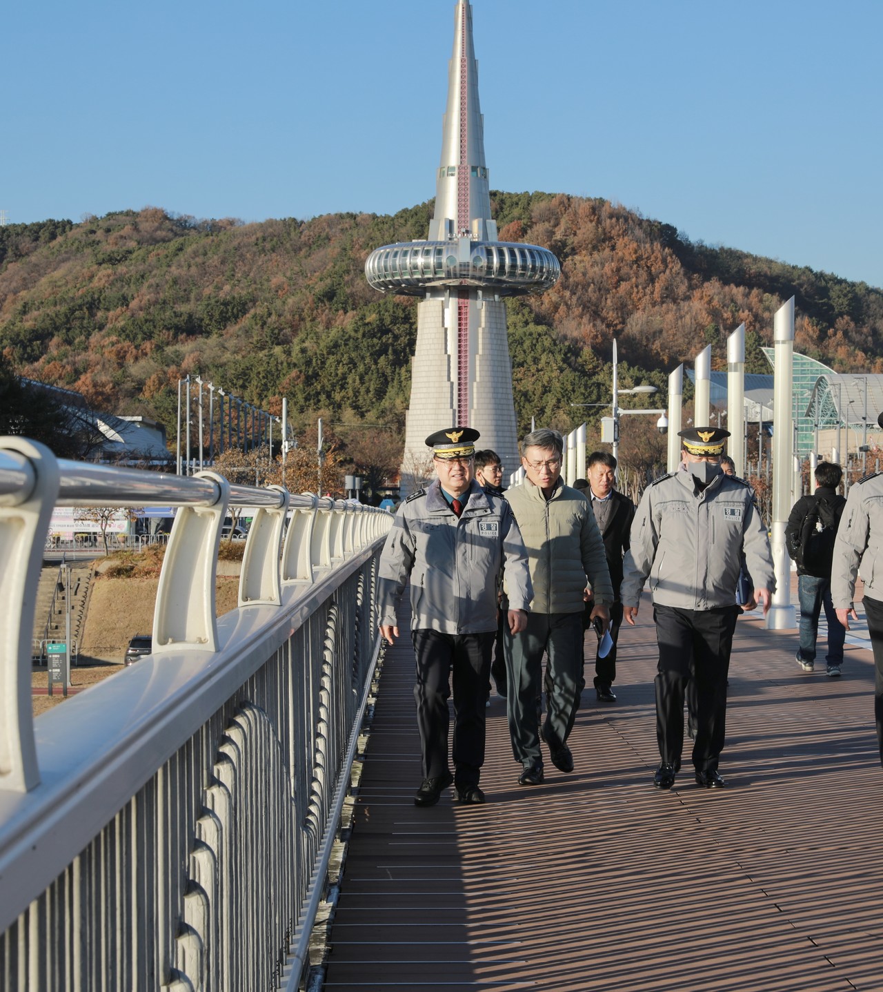 최주원 대전경찰청장이 28일 불꽃쇼가 열리는 엑스포 한빛광장과 갑천 일대에서 화이글스 불꽃쇼 대비 현장 점검을 실시했다.(사진제공=대전경찰청)