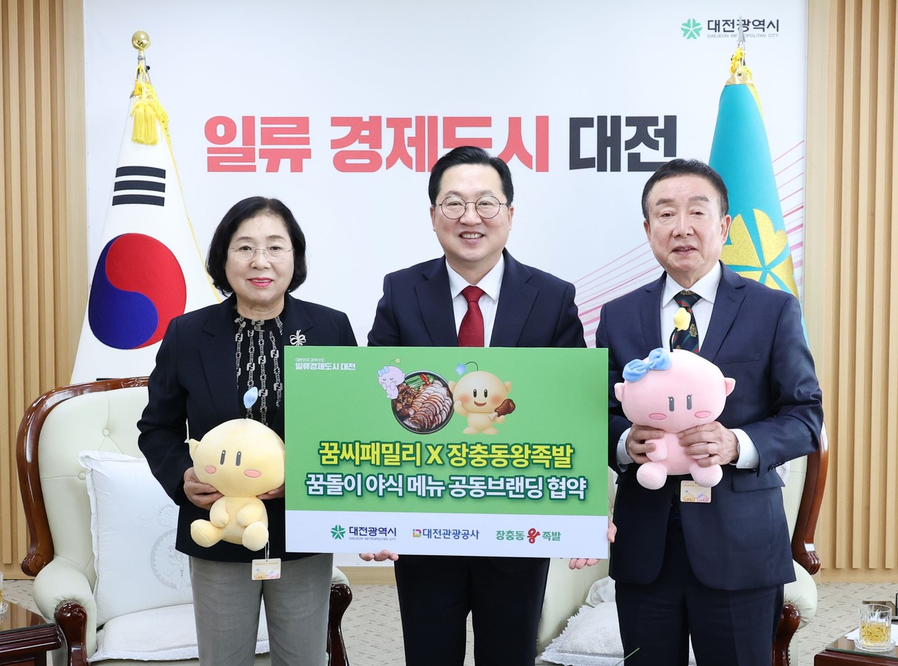 대전시가 28일 대전관광공사, ㈜장충동왕족발과 '한상 족발 세트' 공동브랜딩 업무협약을 체결했다. 사진 왼쪽부터 신신자 장충동왕족발 대표, 이장우 대전시장, 전재홍 대전관광공사 상임이사.(사진제공=대전시)