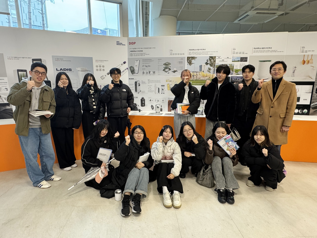 디자인학부 최규한 학부장과 학생들. (사진제공=배재대학교)