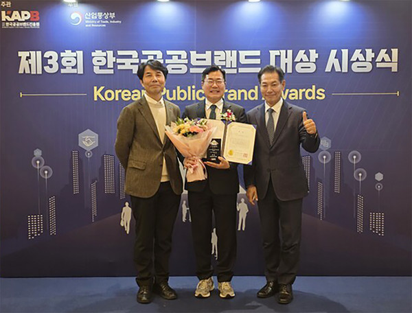최수만 미디어스 대표(가운데)가 한국공공브랜드 대상 수상을 기념하고 있다. (사진제공=미디어스)