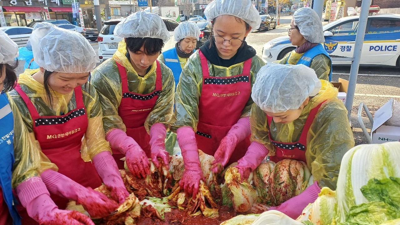 지난 11월 29일 한밭새마을금고에서 진행된 김장 봉사 현장. (사진제공=대전서구학교밖청소년지원센터)
