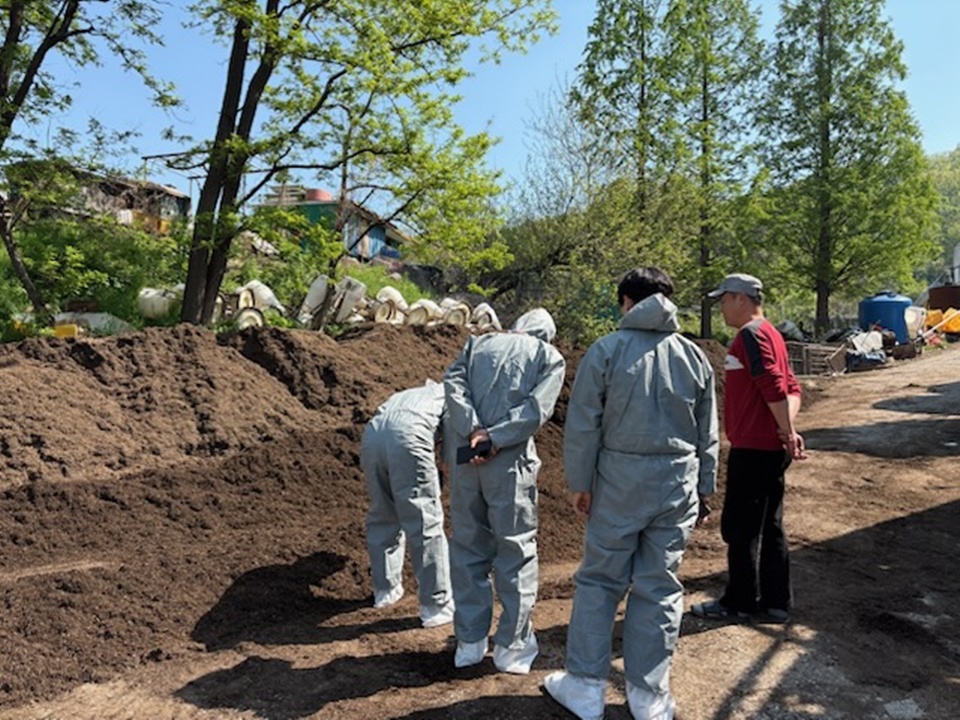 축산농가를 방문해 악취저감을 위한 방안을 마련하기 위해 시설을 점검하고 있다.(사진제공=아산시)
