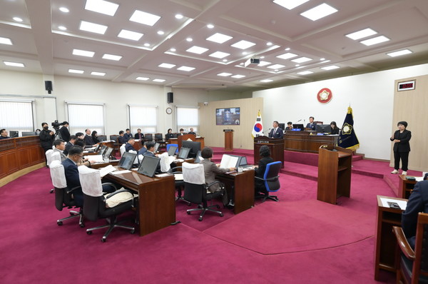 최원철 충남 공주시장은 오는 2026년 시정 운영 방향에 대해 의회를 통해 "마부정제 정신으로 더 큰 도약”이란 방향을 제시했다.(사진=최원철 시장 시정 운영 발표 모습)