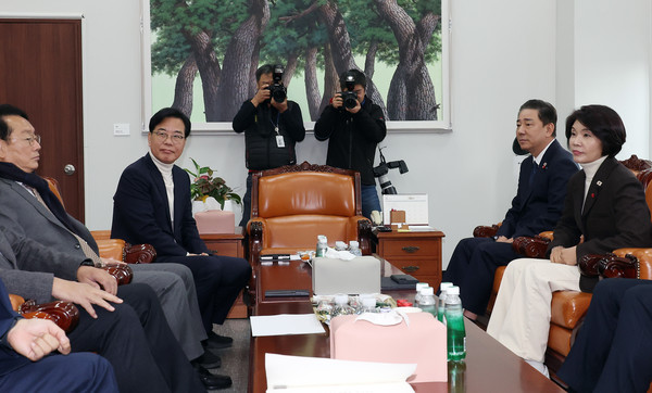 더불어민주당 김병기 원내대표와 국민의힘 송언석 원내대표가 30일 서울 여의도 국회에서 회동하고 있다.[사진=연합뉴스]