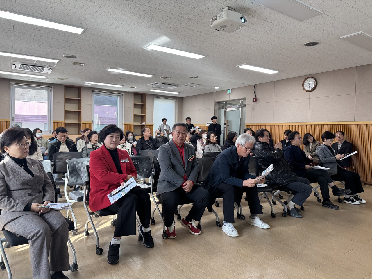 지난 29일 이한영 대전시의원(앞줄 가운데)이 대전성천초 학교복합시설사업 주민설명회에 참석해 설명을 듣고 있는 모습. (사진제공=이한영 의원실)