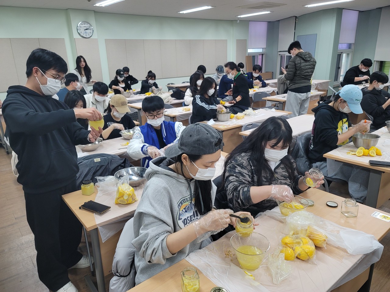 한남오이코노모스 프로그램에서 수제 레몬청을 만드는 모습. (사진제공=한남대학교)