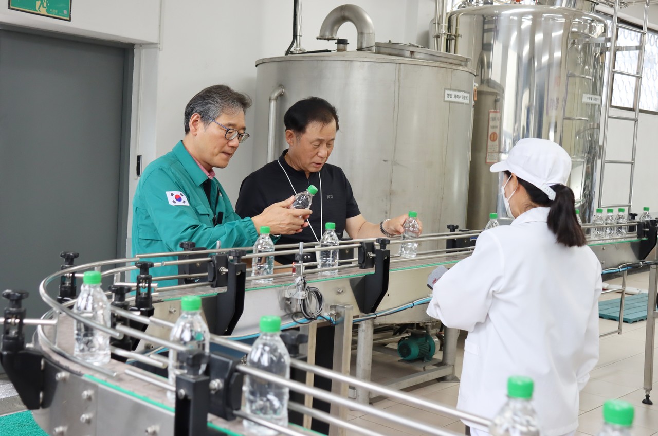 송촌정수사업소 병입수돗물 생산라인 점검 모습.(사진제공=대전시 상수도사업본부)