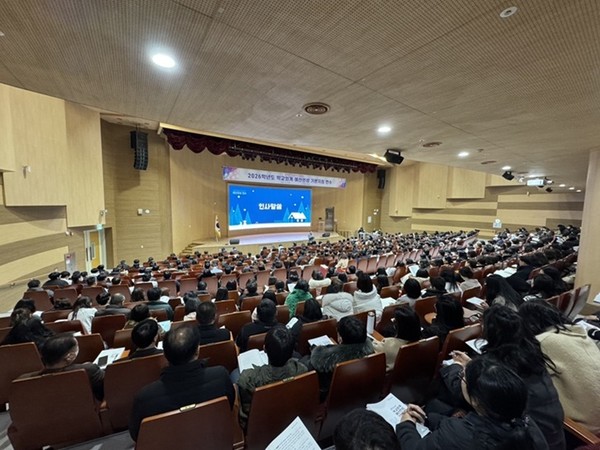 충남교육청은 ‘2026학년도 학교회계 예산편성 기본지침’ 수립이 완료됨에 따라 도내 모든 학교 예산업무 담당자 등을 대상으로 ‘학교회계 예산편성 관련 연수’를 충남교육청과학교육원(아산)에서 3일 시행했다고 밝혔다. 이번 연수는 도내 행정실장 및 업무담당자 773명을 대상으로 학교별 예산 편성에 필요한 ▲예산편성 기본지침의 주요 개정 사항 안내 ▲예산편성 시 유의사항 전달 ▲학교운영비에 반영된 총액교부 사업비의 변동 사항에 대한 안내 등이 이뤄졌다.