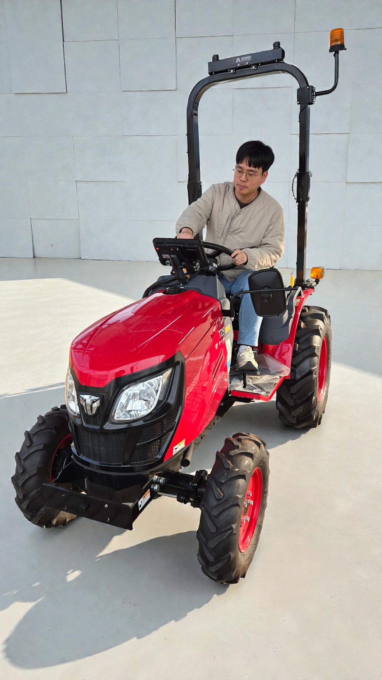 ETRI 연구진이 개발한 농기계자율주행 알고리즘을 실험하는 모습. (사진제공=ETRI)