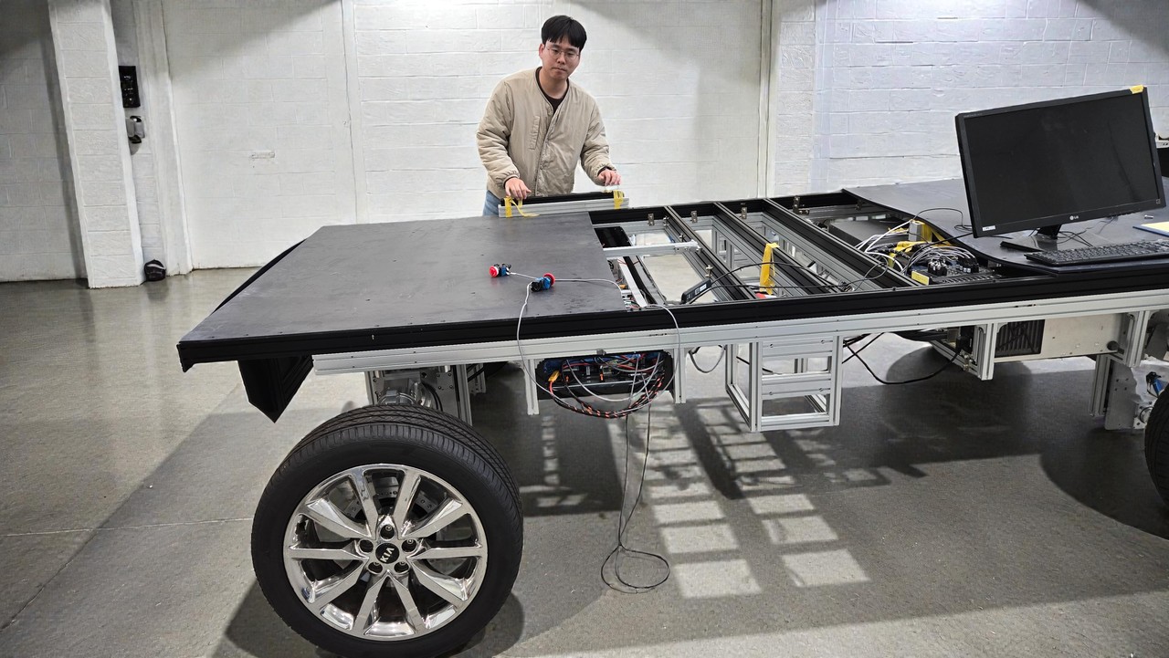 ETRI 연구진이 개발한 4륜독립조향 모빌리티 플랫폼의 제어성능 측정을 하는 모습. (사진제공=ETRI)