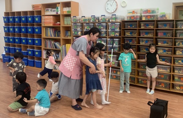 영동군장애인복지관은 지난 2월부터 11월까지 영동군 내 노인복지관, 병설유치원, 초등학교, 고등학교 등 교육기관의 학생 및 교직원, 복지시설 등 17개 기관을 대상으로 장애인식개선교육을 실시하고 성황리에 종료했다. (사진제공=영동군)