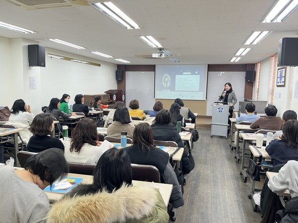 천안시건강가정지원센터는 지난 11월 26일과 12월 3일, 하반기 신규 채용된 아이돌보미 10명을 대상으로 보수교육을 실시했다.  (사진제공=천안시건강가정지원센터)