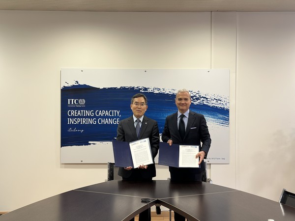 한국기술교육대학교가 3일 이탈리아 토리노에 위치한 국제노동기구 국제교육센터(ITCILO. International Training Centre of the ILO)와 공동 석사학위 프로그램 과정 운영에 관한 업무협약을 체결하고 교육 혁신 협력 방안 등을 논의했다. (사진제공=한국기술교육대)