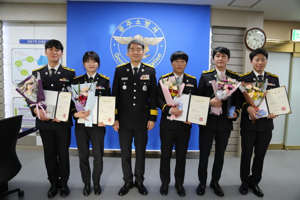  공주소방서(서장 오긍환)는 4일 서장 집무실에서 소방위 시험 승진자 소방공무원 임용장 수여식을 개최했다.(사진제공=공주소방서)