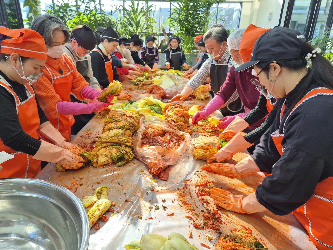 5일 관내 사회적 취약계층을 위한 ‘이웃사랑 김장나눔’에 동참한 기관 관계자들이 김장김치를 담그고 있다. (사진제공=대전출입국·외국인사무소)