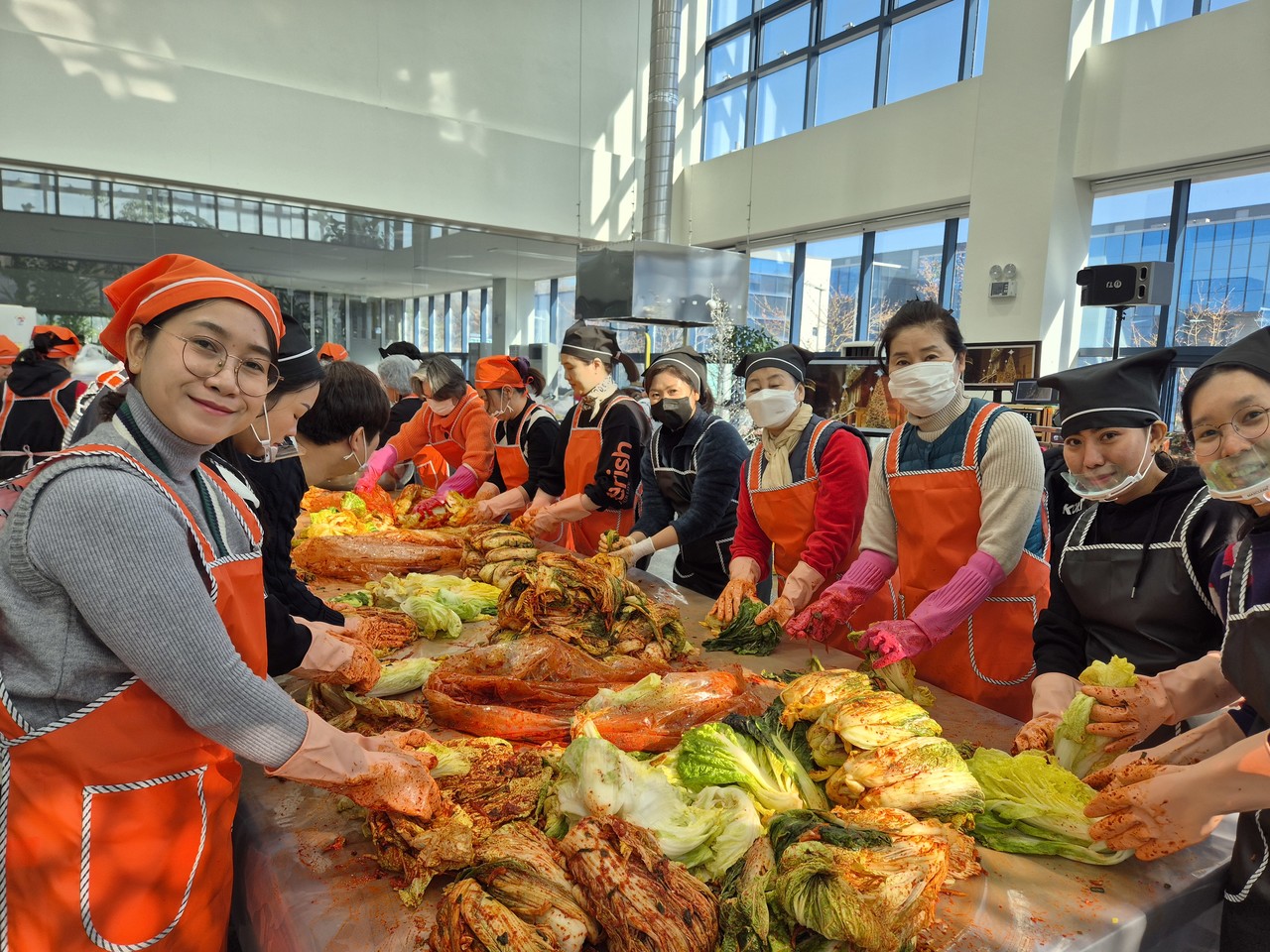 5일 관내 사회적 취약계층을 위한 ‘이웃사랑 김장나눔’에 동참한 기관 관계자들이 김장김치를 담그고 있다. (사진제공=대전출입국·외국인사무소)