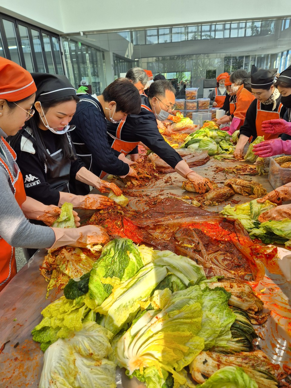 5일 관내 사회적 취약계층을 위한 ‘이웃사랑 김장나눔’에 동참한 기관 관계자들이 김장김치를 담그고 있다. (사진제공=대전출입국·외국인사무소)