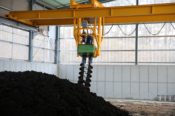 근흥면의 한 시범농가에 도입된 자동화 퇴비 시설 모습.  (사진제공=태안군)