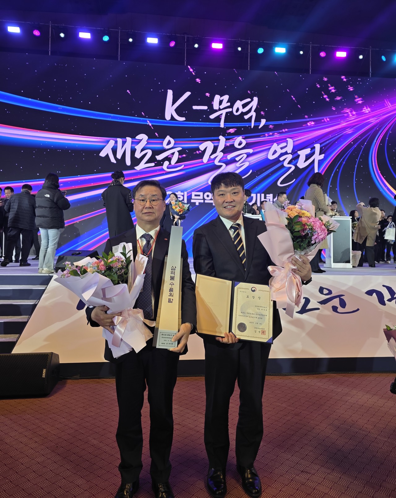 한전원자력연료 정창진 사장(왼쪽)과 황인선 부장(오른쪽)이 상장을 수여 받고 기념 촬영을 하고 있다. (사진제공=KNF)