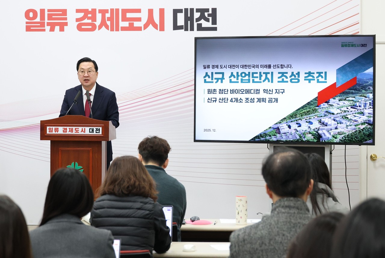 이장우 대전시장이 4일 시청 기자회견장에서 신규 산업단지 조성과 관련해 브리핑을 하고 있다.(사진제공=대전시)