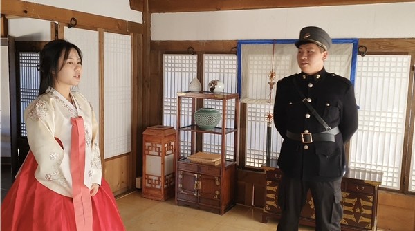 건양대학교 K-문화산업학과 유학생들이 논산의 선샤인스튜디오를 무대로 ‘K문화로 잇는 시간여행’이라는 주제의 퍼포먼스 영상을 제작해 화제가 됐다(사진제공=건양대학교)