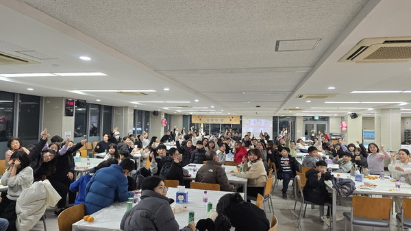 공주시는 결혼이주여성가족 80여 명이 참여한 가운데 공주대 옥룡캠퍼스 평생교육원에서 ‘송년의 밤’ 행사를 개최했다.(사진제공=시 복지정책과)