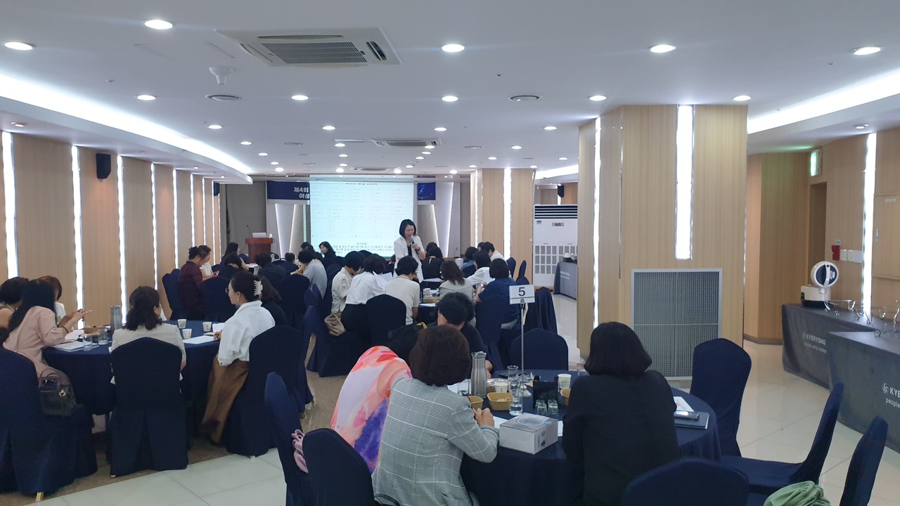 송현옥 지회장은 여성기업들을 대상으로 전국 네트워크 기반 성장 프로그램, 실습 중심 교육, AI 기반 최신 트렌드 교육 등을 강화하고 있다.(사진제공=한국여성경제인협회 대전지회)