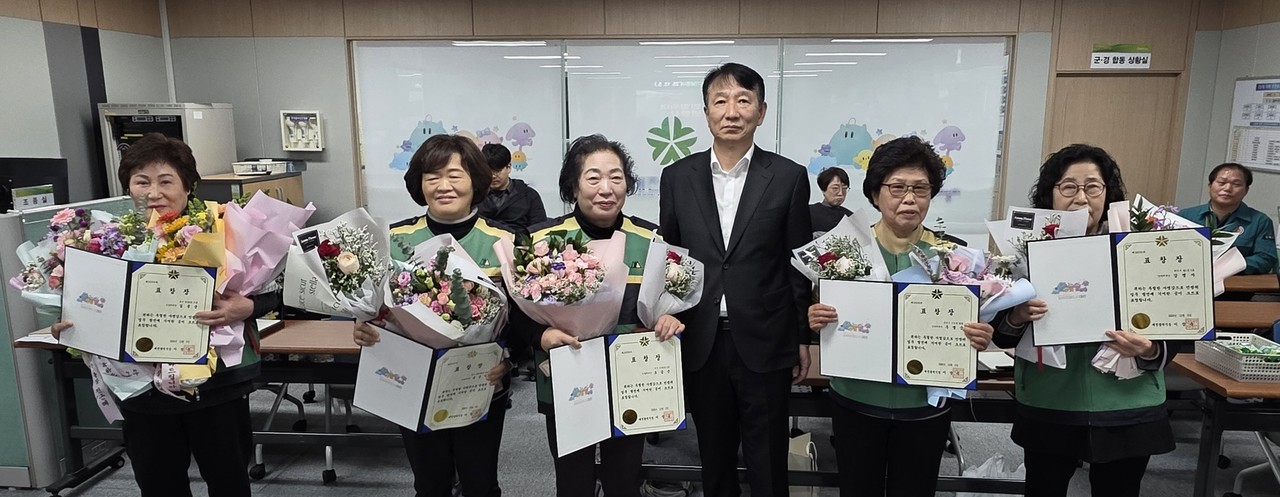 대전시는 5일 시청에서 제50주년 민방위대 창설 기념식을 가졌다고 밝혔다. 이날 기념식엔 유세종 시민안전실장을 비롯해 자치구 대표 지역민방위대장 25명이 참석했다. 유 실장은 민방위 업무 발전에 공헌한 지역민방위대장 5명에게 표창을 수여하고, 확고한 지역 민방위태세 확립을 위한 헌신에 감사의 마음을 전했다. 이어 행사에선 민방위 전문 강사 2명을 초빙해 민방위 제도와 대장의 임무, 소양 교육이 진행됐다. 